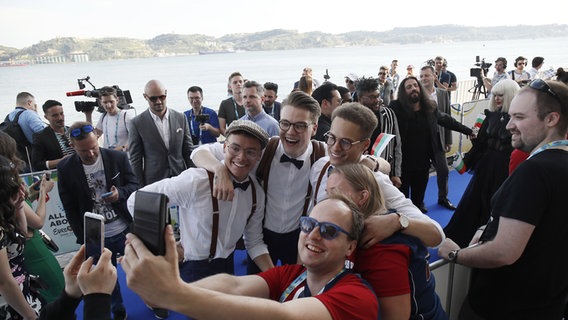 Mikolas Josef auf dem roten Teppich in Lissabon. © NDR / Rolf Klatt Foto: Rolf Klatt