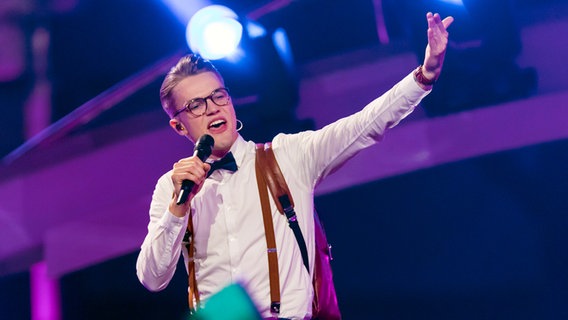 Mikolas Josef  auf der Bühne in Lissabon. © NDR Foto: Rolf Klatt