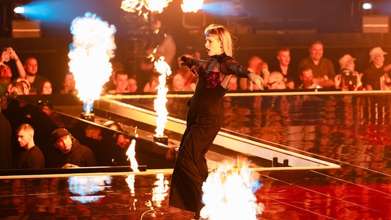 Aiko auf der ESC-Bühne in Malmö. © EBU Foto: Corinne Cumming