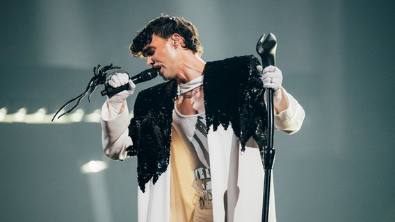 Adonxs auf der Bühne für Tschechien in Basel © eurovision.tv/EBU Foto: Sarah Louise Bennett
