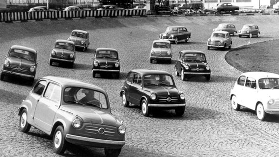 Autos vom Typ Fiat 500 und 600 auf einer Teststrecke auf dem Dach des Fiat-Werks in Turin-Lingotto am 12. Mai 1962. © dpa Foto: LaPresse Publifoto