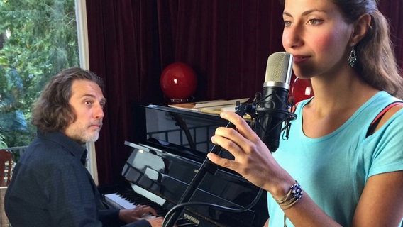 Die Sängerin Derya Kaptan am Mikrofon mit dem Komponisten Volkan Gücer Die Sängerin Derya Kaptan am Mikrofon mit dem Komponisten Volkan Gücer © Televizyon Agentur für Media
