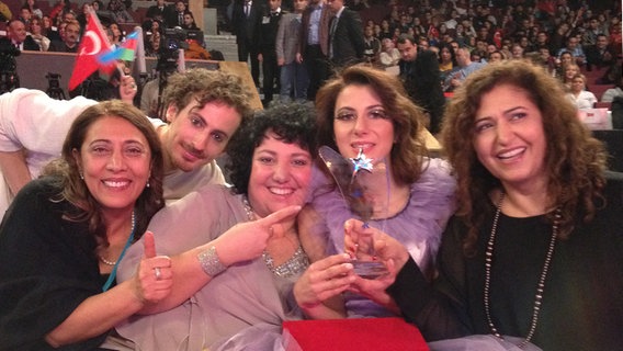 Derya Kaptan und das deutsche Team beim Turkvision Song Contest 2015. Derya Kaptan und das deutsche Team beim Turkvision Song Contest 2015. © NDR Foto: Irving Wolther