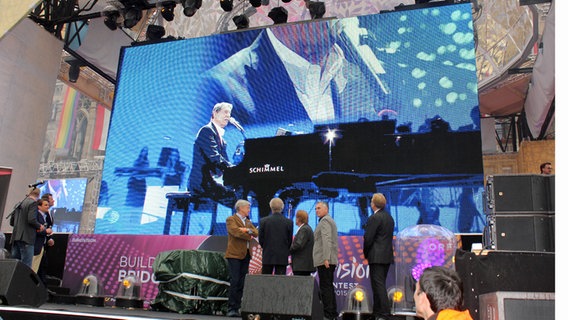 Udo Jürgens auf Leinwand beim Konzert im Eurovillage vor dem Wiener Rathaus © NDR Foto: Lisa Knittel