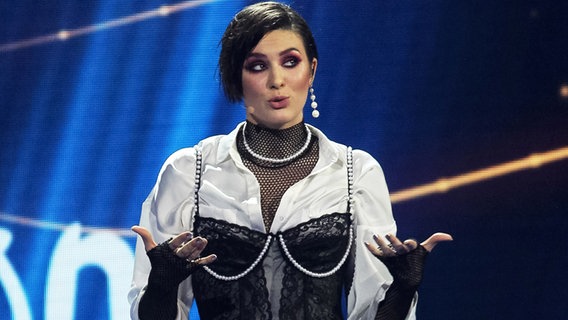 Maruv, ESC-Teilnehmerin 2019 der Ukraine, in weißer Bluse und Corsage. © Serg Glovny/ZUMA Wire 