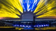 Die Bühne in Turin leuchtet in der Farben der Ukraine: Gelb-Blau. © EBU Foto: Andres Putting