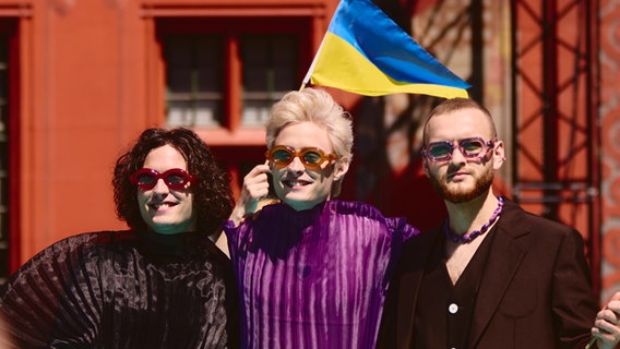 Die Band Ziferblat aus der Ukraine auf dem türkisen Teppich in Basel © eurovision.tv Foto: Alma Bengtsson
