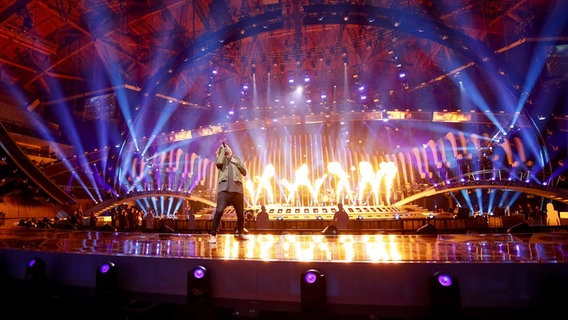 Örs Siklósi auf der Bühne in Lissabon. © eurovision.tv Foto: Andres Putting