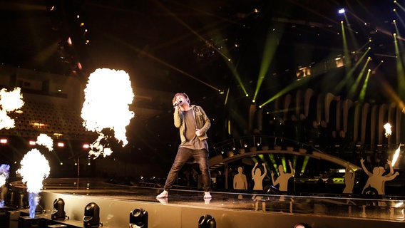 Örs Siklósi auf der Bühne in Lissabon. © eurovision.tv Foto: Thomas Hanses