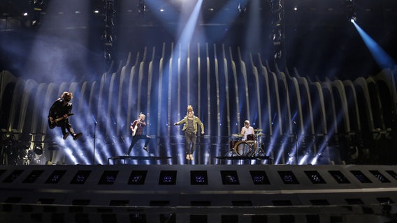Die Bandmitglieder von AWS springen in die Luft. © eurovision.tv Foto: Thomas Hanses Andres Putting