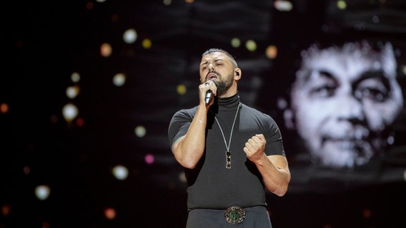 Für Ungarn steht Joci Pápai mit "Az én apám" auf der ESC-Bühne in Tel Aviv 2019. © eurovision.tv Foto: Andres Putting