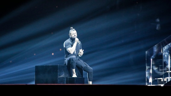 Für Ungarn steht Joci Pápai mit "Az én apám" auf der ESC-Bühne. © eurovision.tv Foto: Andres Putting