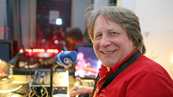 Der deutsche ESC-Kommentator Peter Urban am Mikrofon. © NDR/Rolf Klatt Foto: Rolf Klatt