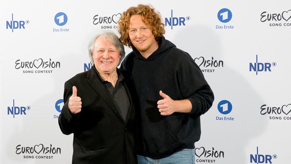 Peter Urban und Michael Schulte lächeln in die Kamera und heben ihre Daumen. © NDR/Claudia Timmann Foto: Claudia Timmann