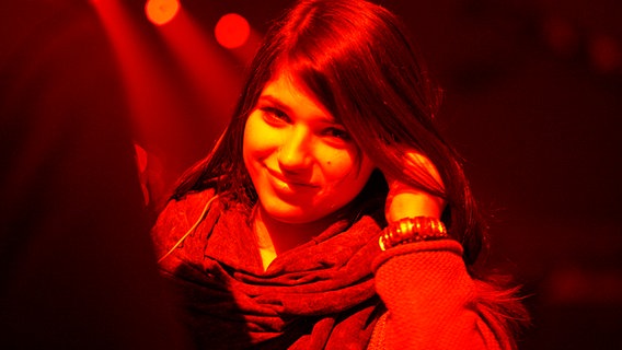 Yana im roten Bühnenlicht. © NDR Foto: Claudia Timmann