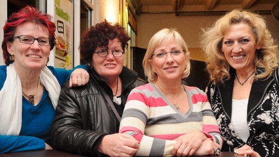 Elke Roth, Gisela Strohmaier, Edith Büttgenbach und Anne Mehrle (von rechts nach links) vor dem 2. Halbfinale von "Unser Song für Deutschland" © NDR Foto: Patricia Batlle