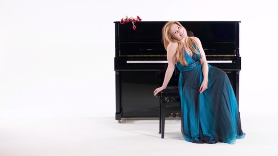 Valentina Monetta im Video "Maybe".  