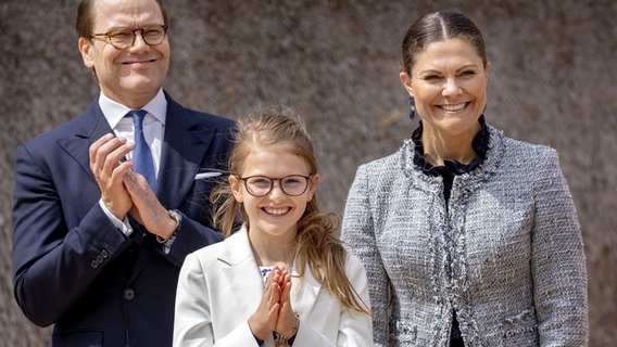 Kronprinzessin Victoria mit Tochter Estelle und Gatte Prinz Daniel © picture alliance / Royal Press Europe | Albert Nieboer Foto: Albert Nieboer