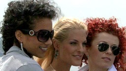 Nadja, Sandy und Lucy genießen eine Bootstour auf der Donau © NDR 