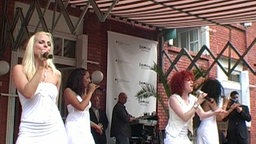Sandy, Jessica, Lucy und Nadja treten beim Empfang des deutschen Botschafters in Belgrad auf © NDR 