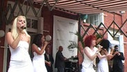 Sandy, Jessica, Lucy und Nadja treten beim Empfang des deutschen Botschafters in Belgrad auf © NDR 
