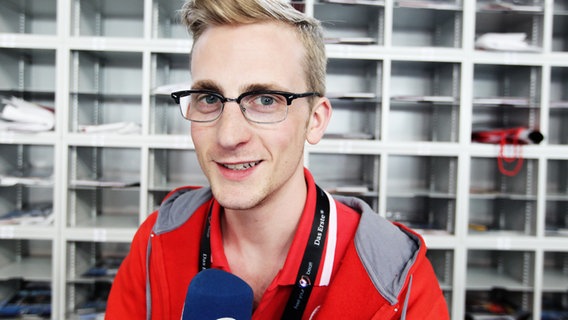 Videoblogger Roman Rätzke als Volunteer beim ESC in Düsseldorf. © NDR Foto: Rolf Klatt