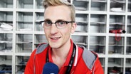 Videoblogger Roman Rätzke als Volunteer beim ESC in Düsseldorf. © NDR Foto: Rolf Klatt