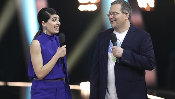 Linda Zervakis und Elton beim Moderieren von "Unser Lied für Lissabon". © dpa Bildfunk Foto: Jörg Carstensen