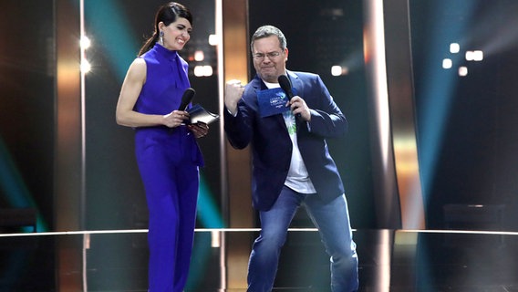 Linda Zervakis und Elton beim Moderieren von "Unser Lied für Lissabon". © dpa Bildfunk Foto: Jörg Carstensen