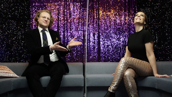 Die Moderatoren Stefan Spiegel und Alina Stiegler im ESC Studio © NDR 