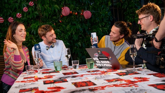 Alina Stiegler, Consi, Broder Breese und Stefan Spiegel im Garten in Turin. © NDR Foto: Claudia Timmann