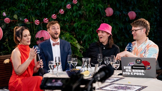 Alina Stiegler, Consi, Broder Breese und Stefan Spiegel in einem Garten in Turin. © NDR Foto: Claudia Timmann