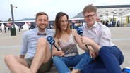 Consi, Alina Stiegler und Stefan Spiegel vor dem Pala alpitour in Turin. © NDR Foto: Marcel Stober