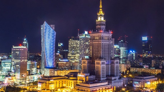 Die Skyline von Warschau bei Nacht.  Foto: Kamil Gliwinski