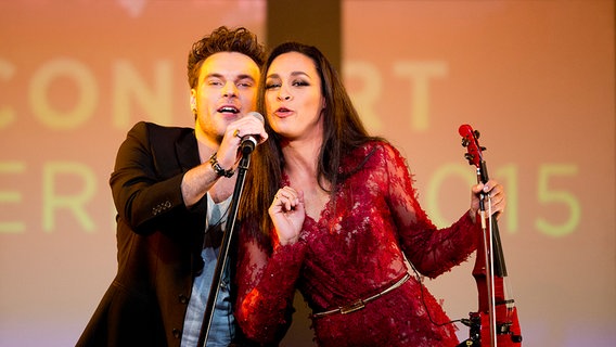 Uzari und Maimuna aus Weißrussland singen bei Eurovision in Concert in Amsterdam 2015 © NDR/Rolf Klatt 