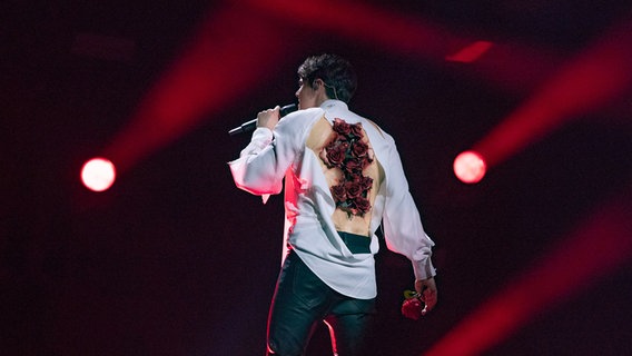 Alekseev performed "Forever" mit Rosen auf dem Rücken auf der Bühne in Lissabon. © eurovision.tv Foto: Andres Putting
