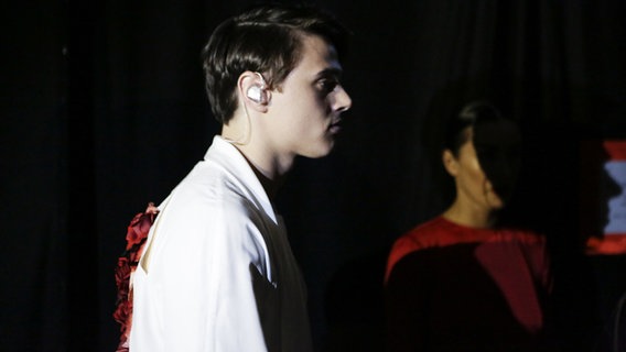 Alekseev auf dem Weg zur Bühne in Lissabon. © eurovision.tv Foto: Thomas Hanses