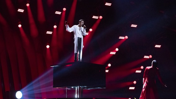 Alekseev performed "Forever" auf der Bühne in Lissabon. © eurovision.tv Foto: Andres Putting