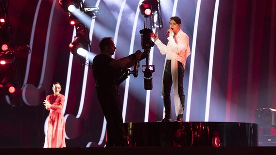 Alekseev performed "Forever" auf der Bühne in Lissabon. © eurovision.tv Foto: Andres Putting