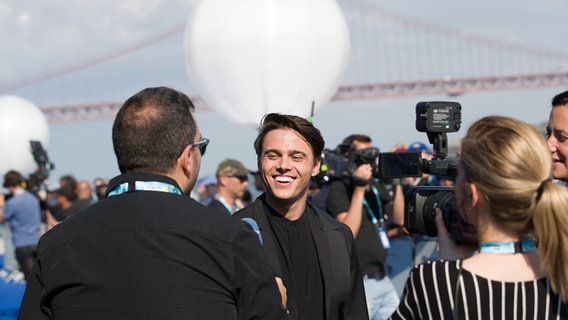 Alekseev auf dem roten Teppich in Lissabon. © NDR / Rolf Klatt Foto: Rolf Klatt