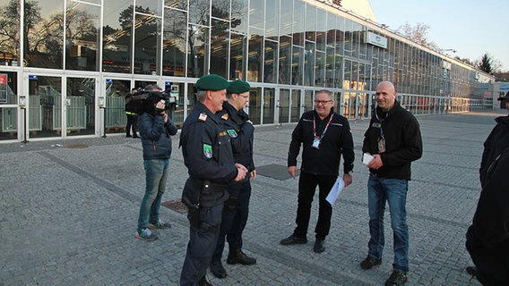 Die Sicherheitsbeamten werden vor der Wiener Stadthalle gefilmt. © ORF / Songcontest.orf.at 