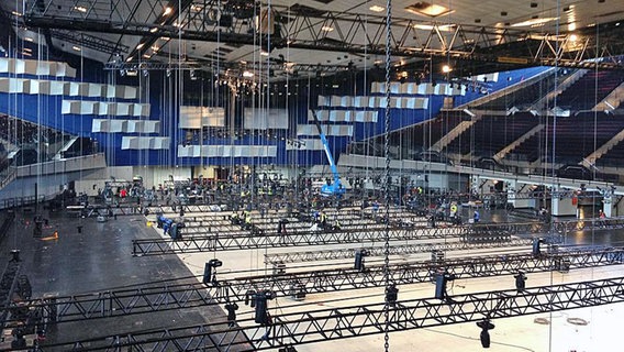 In der Wiener Stadthalle hängen Kabel und Gerüste von der Decke, so können die Lichtkörper angebracht werden © ORF/songontest.orf.at 