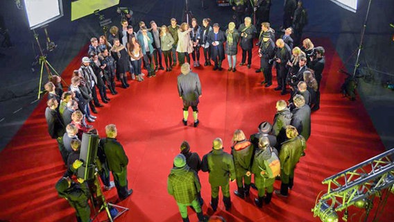 Menschen stehen in einem Kreis auf dem roten Teppich vor dem Festspielhaus in Salzburg © ORF/WEST4MEDIA 