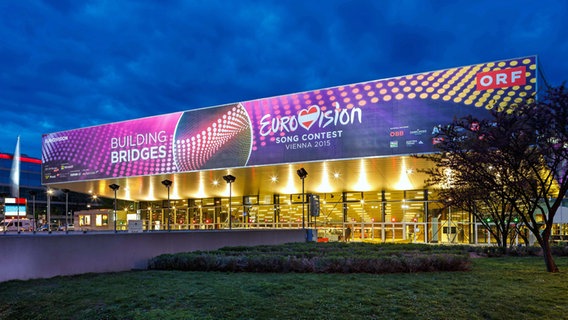 Außenansicht der Halle F der Wiener Stadthalle im ESC-Look © ORF/ Bildagentur Zolles KG/ Christian Hofer 