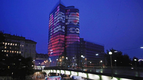 Der UNIQA Tower in Wien leuchtet im Song-Contest-Look © ORF/ Milenko Badzic 