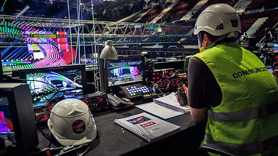 In dem Technik-Bereich der Wiener Stadthalle tragen die Mitarbeiter noch Schutzhelme © ORF.at/ Christian Öser 