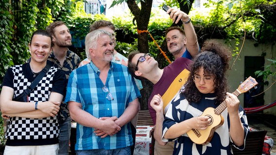 Broder Breese, Constantin Zöller, Jürgen Werwinski (steht vor Stefan Spiegel), Marcel Stober, Thomas Mohr und Mairena Torres  (v.l.n.r.) © NDR Foto: Claudia Timmann