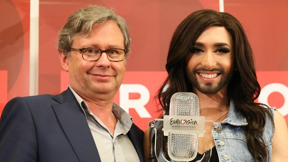 ORF-Generaldirektor Alexander Wrabetz mit ESC-Gewinnerin Conchita Wurst. © ORF Foto: Milenko Badzic