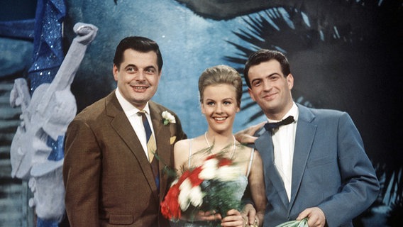 Die Interpreten der drei erstplazierten Schlager in Wiesbaden am 6.2.1960 (l-r): Gerhard Wendland, Heidi Brühl und Wyn Hoop. © dpa-Bildarchiv Foto: Göttert