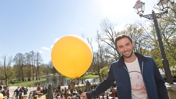 Der schwedische Sänger Måns Zelmerlöw hält einen gelben Luftballon in der Hand. Der schwedische Sänger Måns Zelmerlöw hält einen gelben Luftballon in der Hand. © NDR Foto: Rolf Klatt